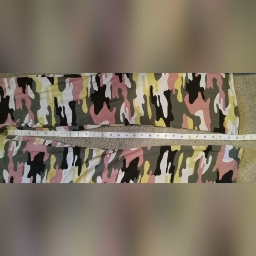 NWT, WOMENS SIZE MED SOFT COMFORTABLE CAMO FLARE LEGGINGS! - Picture 8 of 8